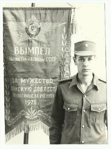 На фоне вымпела МО СССР