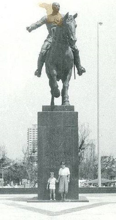 На фоне памятника