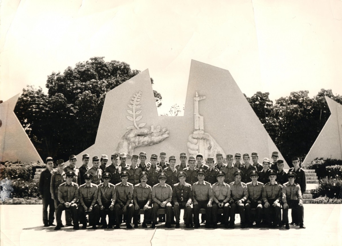 1985-04-22. Групповая фотография у Мемориала.
