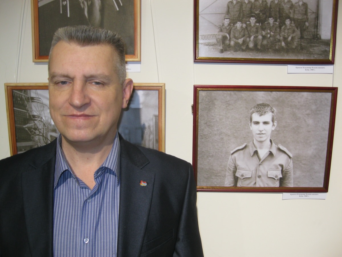 Крюков Владимир рядом со своим фото, 32 года назад