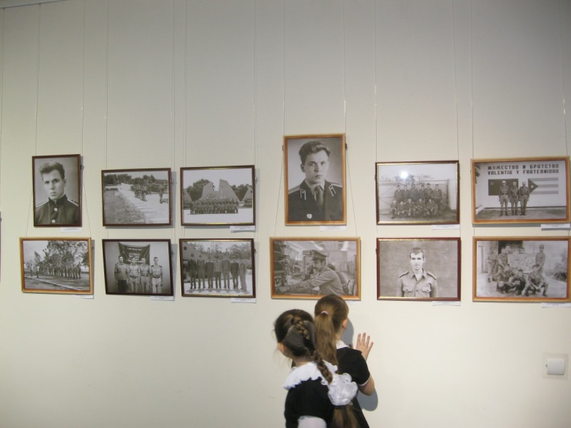 Фото В. Крюкова в центре вверху и...